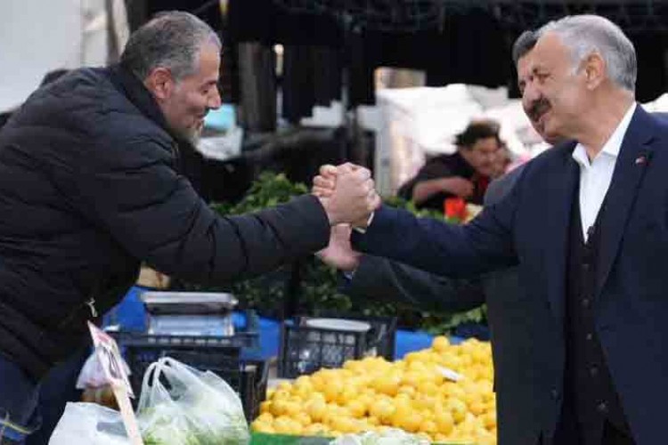 MİMAR HÜSEYİN KARAKAYA'YA PAZARDA SICAK İLGİ