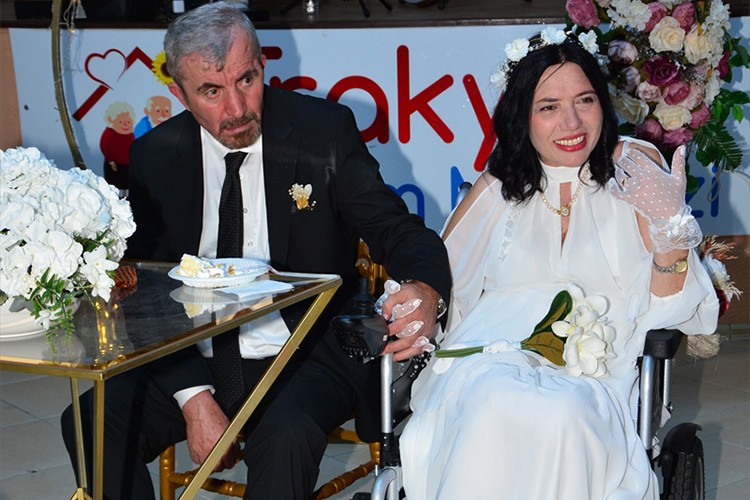 Bakımevinde tanışan engelli çift dünyaevine girdi