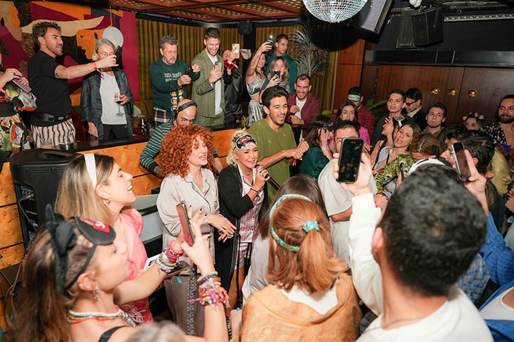 Pijamasını giyen geldi