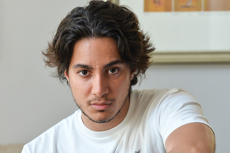 Londra'da oyunculuk dersleri almaya başladı