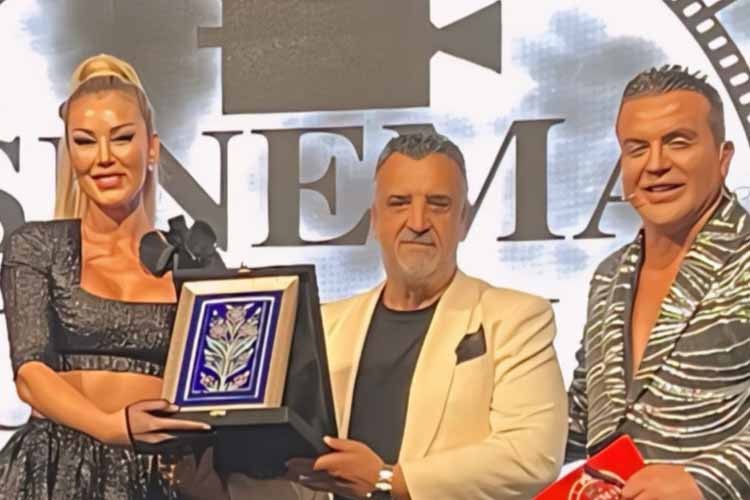 Petek Dinçöz, Türkiye'nin Sinema Güzellerini Seçtiği Gecede Sahne Aldı