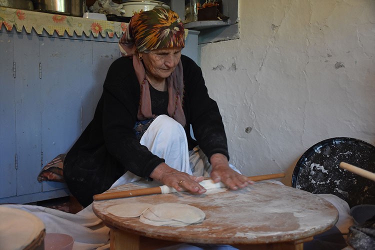 ümüşhane'de kadınların kışlık yiyecek mesaisi başladı