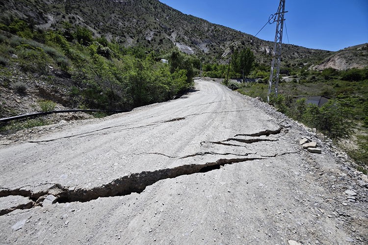 Erzurum'un Uzundere ilçesinde toprak kayması meydana geldi
