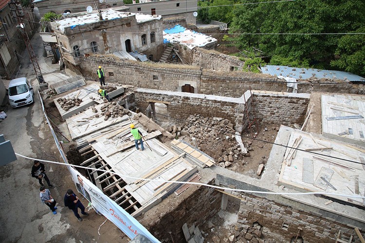 Tarihine ve geçmişine sahip çıkıyor