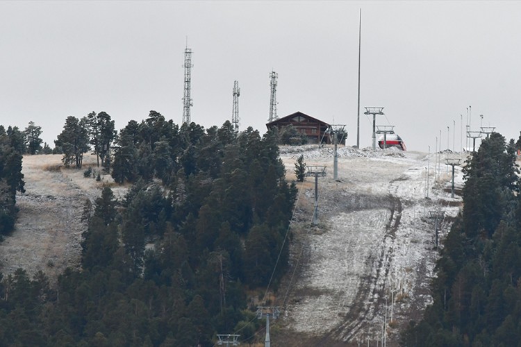 Sarıkamış Kayak Merkezi'ne mevsimin ilk karı düştü