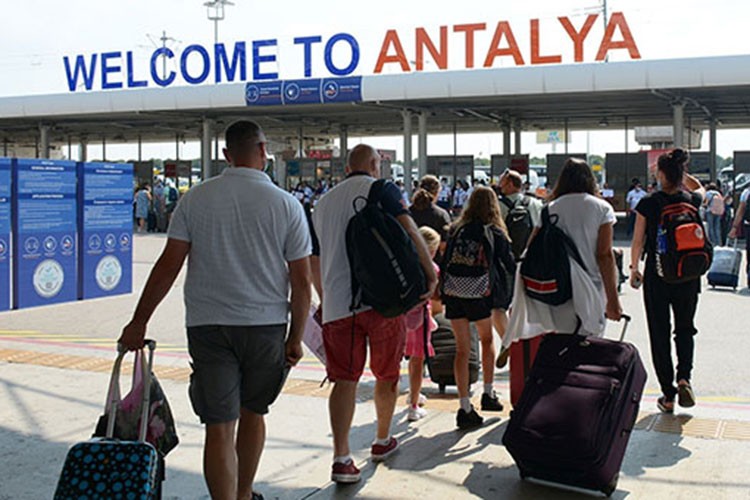 Antalya, nüfusunun 7 katından fazla turist ağırladı