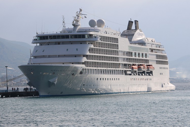 Kruvaziyer "Seven Seas Navigator" Alanya Limanı'na demirledi