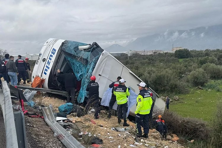Antalya'da yolcu otobüsü devrildi: 8 ölü