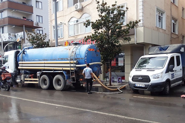 Kocaeli'de sağanak nedeniyle bazı iş yerlerini su bastı