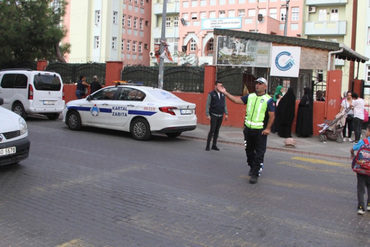 Kartal Belediyesi Zabıta Ekiplerinden 27 Okulda Trafik Uygulaması