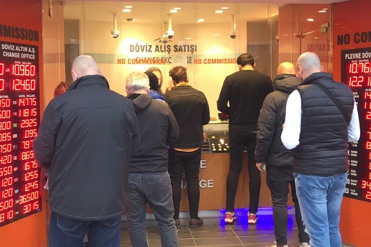 Dolar haftaya 47.71 liradan başladı