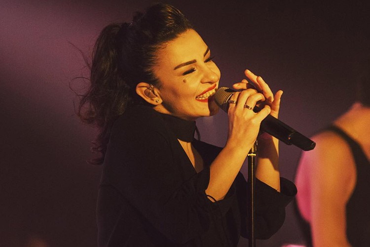 Cuma iş çıkışı Fatma Turgut sahnede