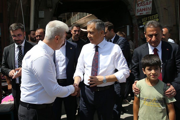 Bakan Yerlikaya, Bitlis'te esnafı ziyaret etti