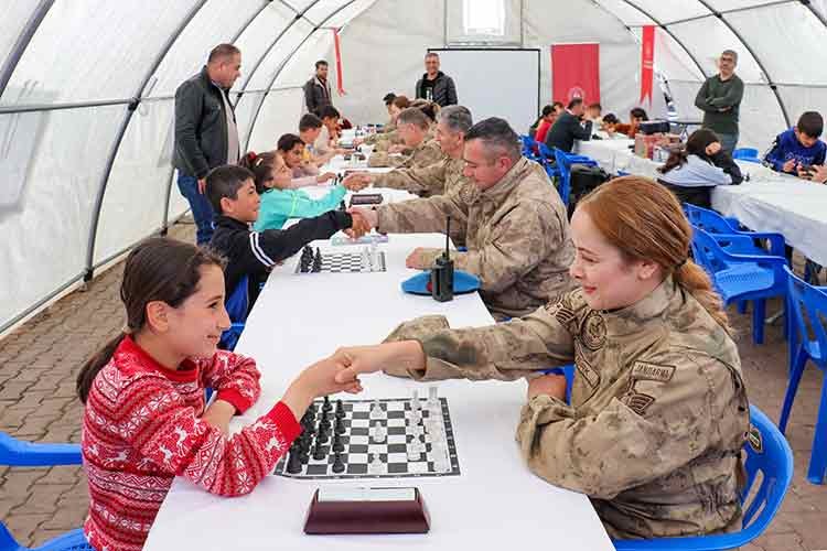 Jandarmadan, Adıyaman'daki depremzede çocuklar için satranç etkinliği