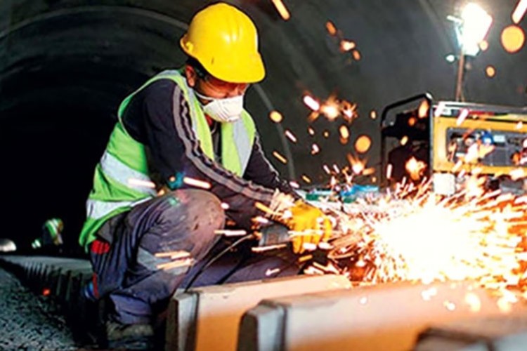 Aylık arttı, yıllık geriledi