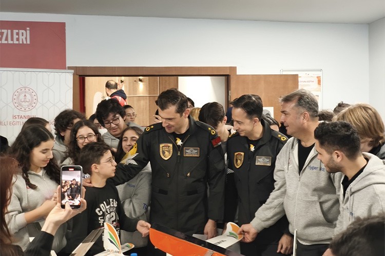 SOLOTÜRK pilotları gençlerle buluştu