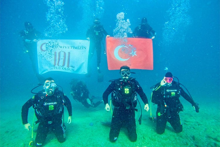 Cumhuriyet Bayramını su altında bayrak açarak kutladılar