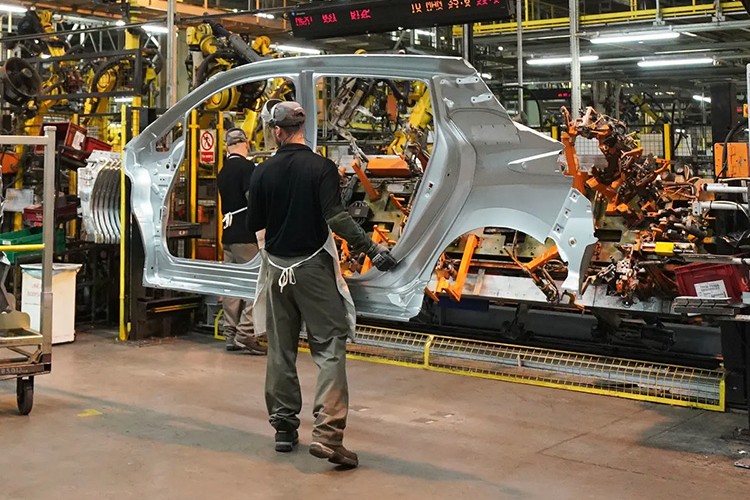 İngiltere'de sanayi üretimi nisanda yüzde 0,3 daraldı