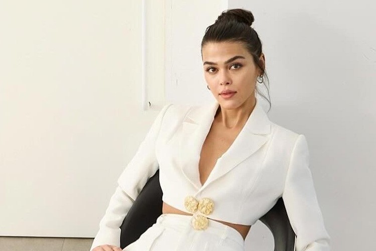 Aslıhan Karalar şıklığıyla göz kamaştırdı