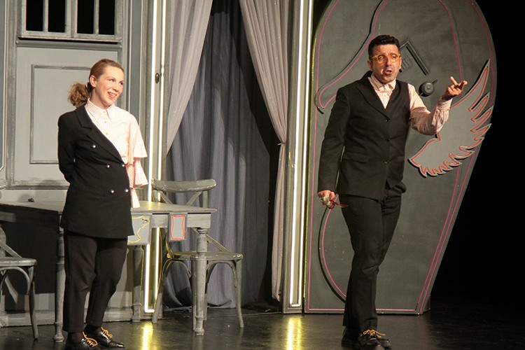 Koyunoğlu çiftinin oyunu 'Aşk Hikayen Düşmüş' e yoğun ilgi