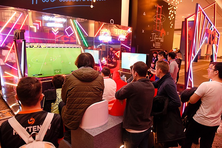 98 inçlik Google TV modeli C735 ile oyuncuların karşısında