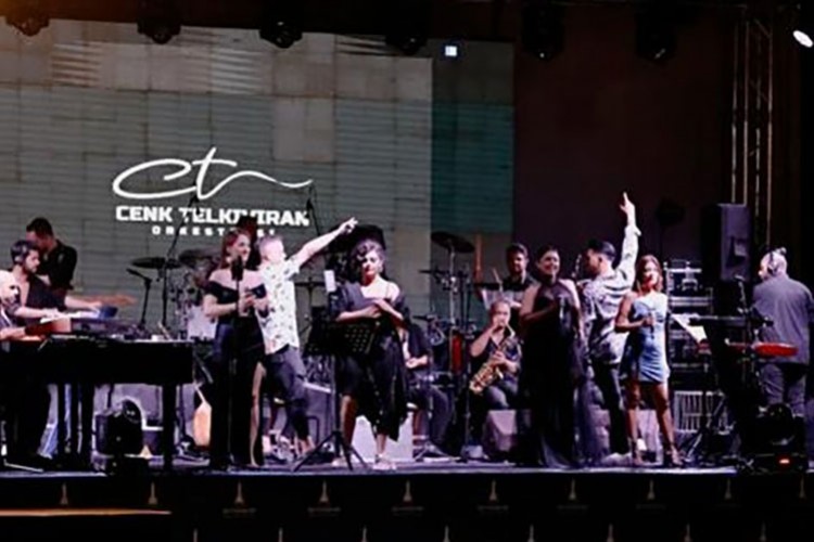 Çim Konserleri, Cenk Telkıvıran Orkestrası'nın sahnesiyle başladı