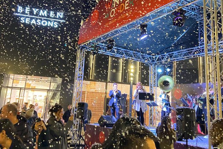 Yeni yılın tüm renklerini sahnesine tayıdı