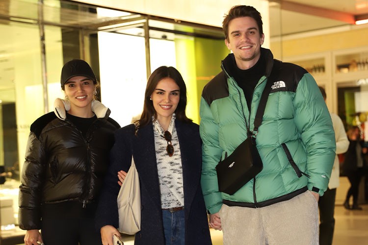 Yakın dostlarla bir arada