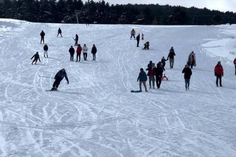Yalnızçam Kayak Merkezi'nde hafta sonu yoğunluğu yaşandı