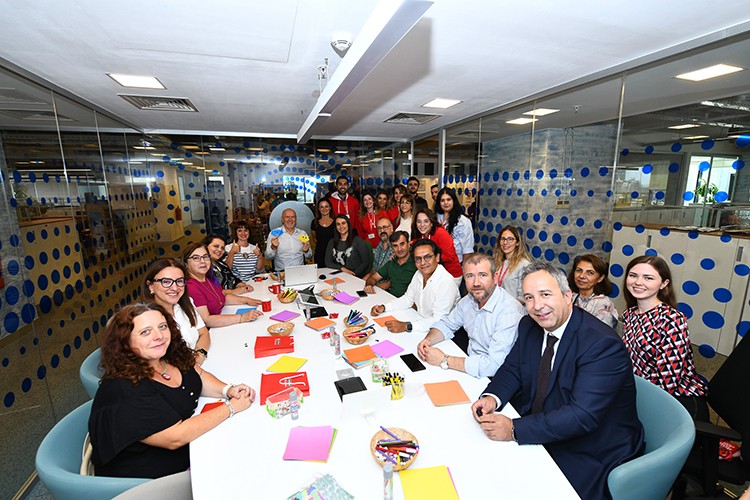 Sokak hayvanları için mama bağışladı