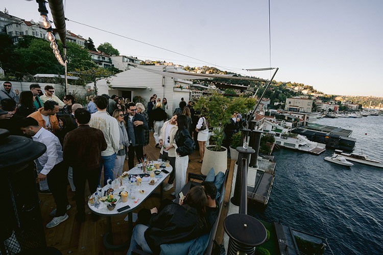 Bebek Roof'ta Baharı Karşılayan Buluşma