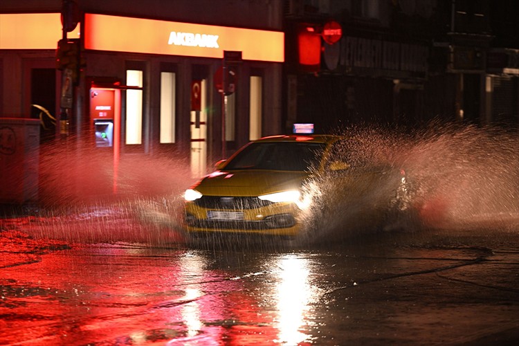İstanbul'da sağanak hayatı olumsuz etkiledi