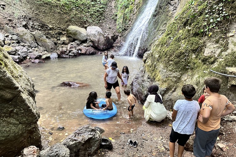 Sıcaktarn bunalanlar şelalelere koştu