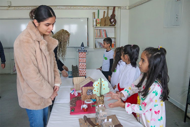 Atık malzemelerle tarihi mekanların maketini yaptı