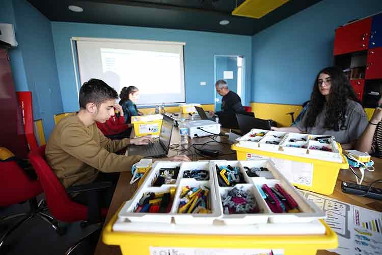 Tunceli'de çocuklar teknoloji atölyelerinde geleceğe hazırlanıyor