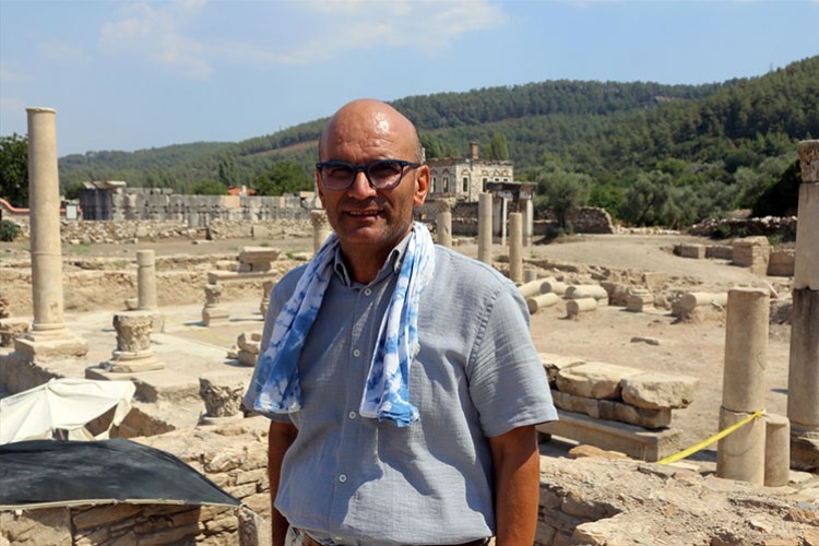 "Gladyatörler kenti"ndeki sütunlar ayağa kaldırılıyor