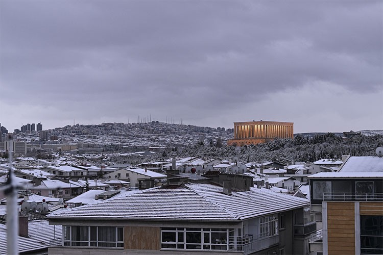 Başkent kar yağışıyla beyaza büründü