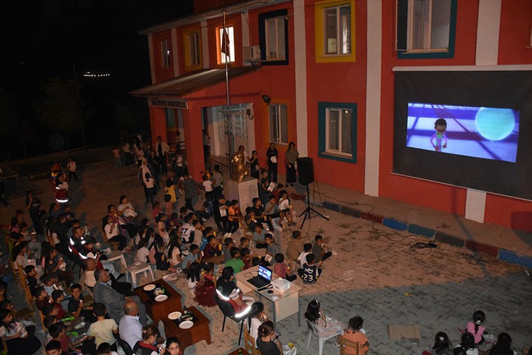 Şırnak'ta kırsaldaki yaklaşık 4 bin 500 çocuk açık havada sinema ile buluştu