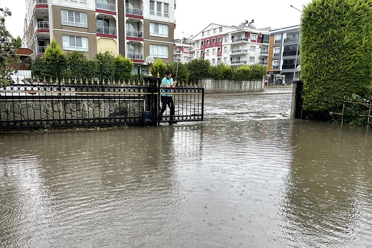 Aydın'da sağanak hayatı olumsuz etkiledi