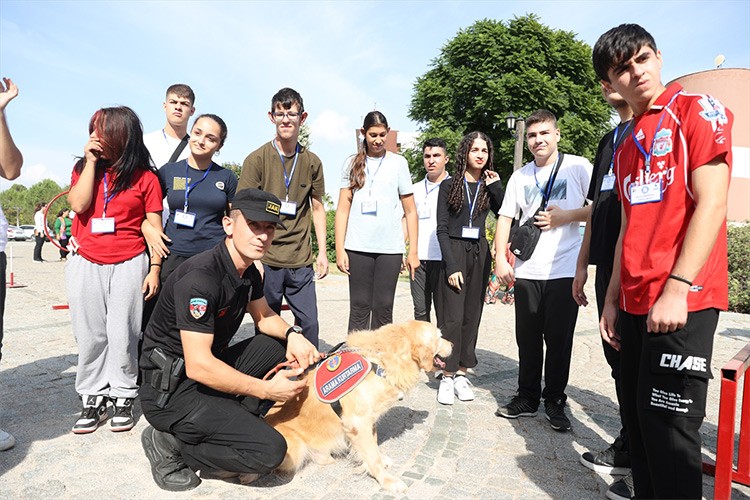 İşitme engelli öğrencilere afet farkındalık eğitimi