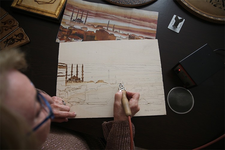 Ahşabı yakarak sanata dönüştürüyor