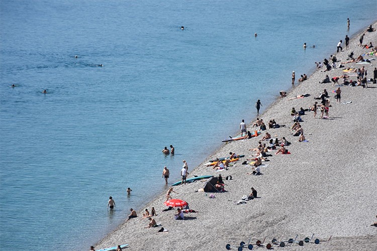 Antalya'da güneşli havayı fırsat bilenler sahillerde vakit geçirdi