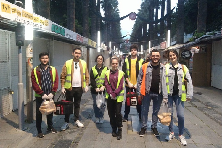 Geleceğin liderlerini yetiştiriyor