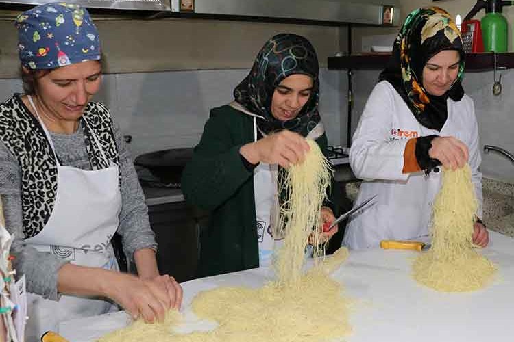 Erzincanlı kadınlar kesme kadayıf için mesaide