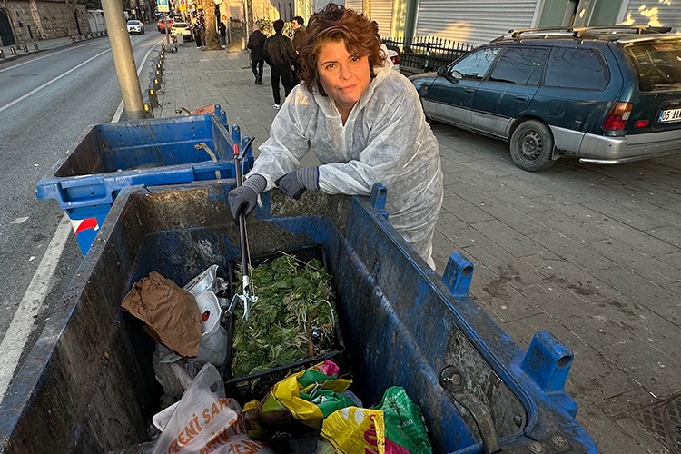 Ünlü Şef Refika Birgül, Gıda İsrafına Dikkat Çekmek ve Boşa Harcama Demek için Çöp Konteynerine Girdi