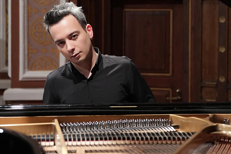 Türk piyanist Dengin Ceyhan dünyaya açılıyor