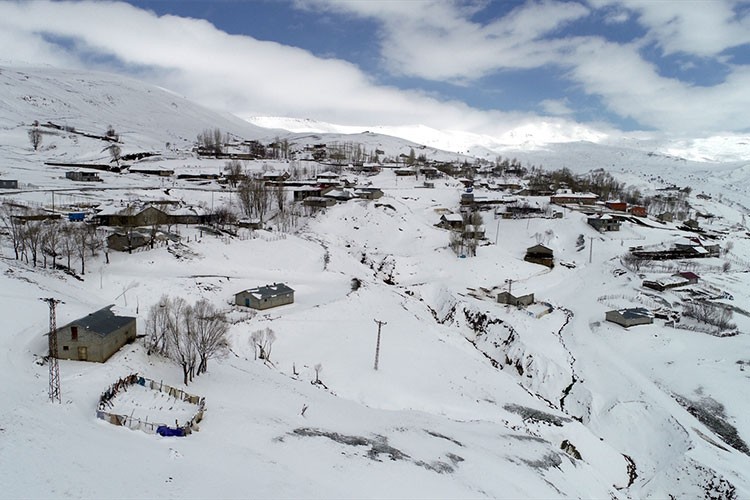 Muş'ta bazı köylerde kar kalınlığı 20 santimetreye ulaştı