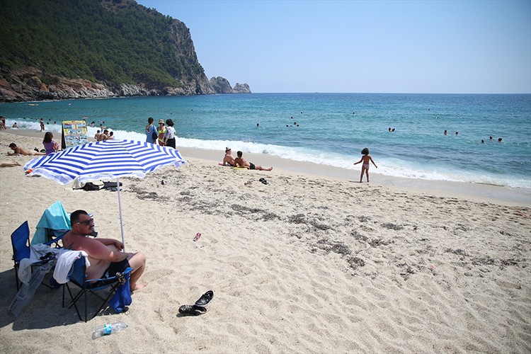 Antalya sahillerinde Kurban Bayramı'nın ilk günü yoğunluk yaşanıyor