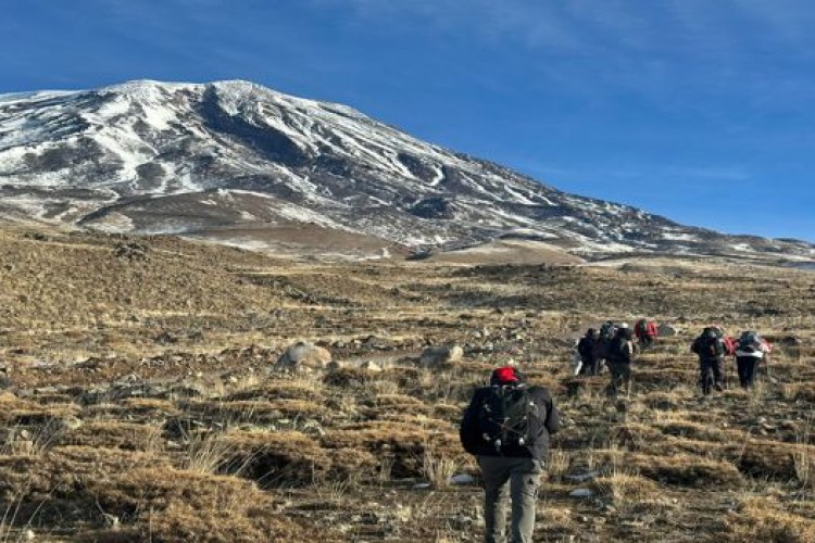 Küresel ısınmaya dikkati Ağrı Dağı'nda çektiler
