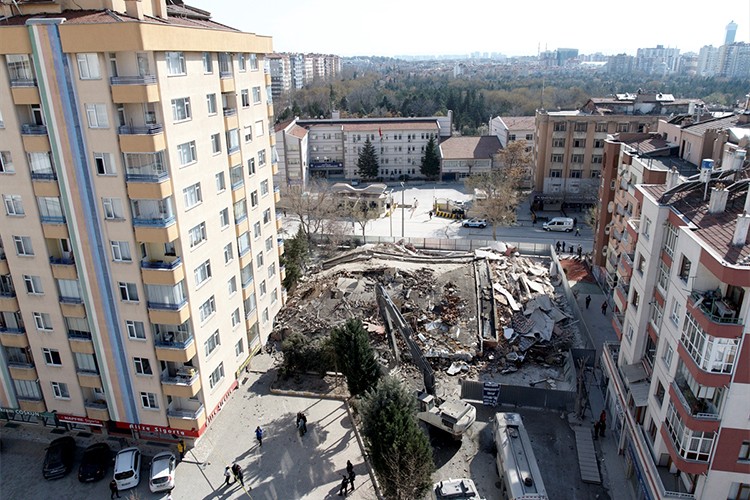 Konya'da 6 katlı bina yıkım sırasında çöktü